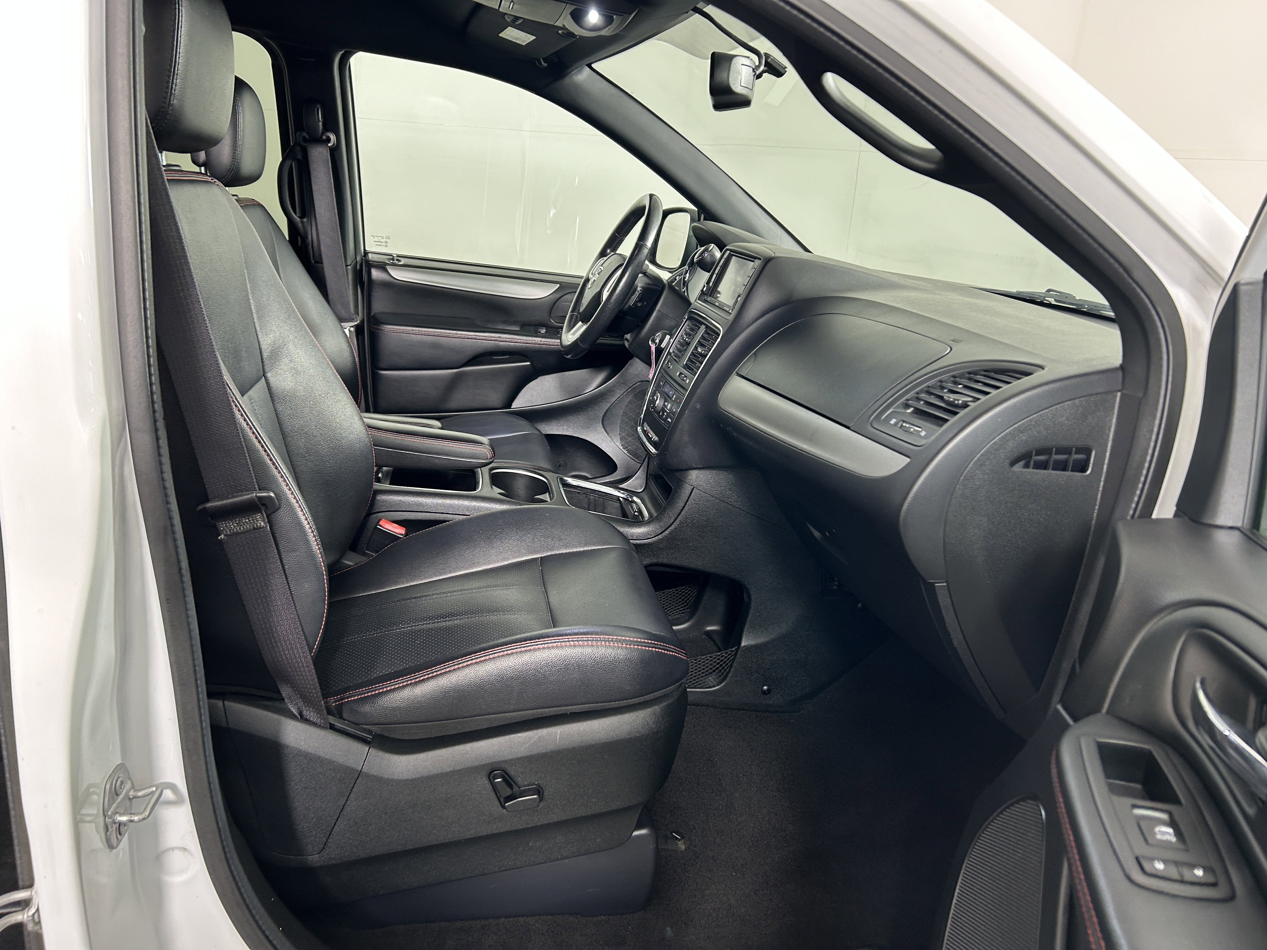 Used 2017 Dodge Grand Caravan GT image 27