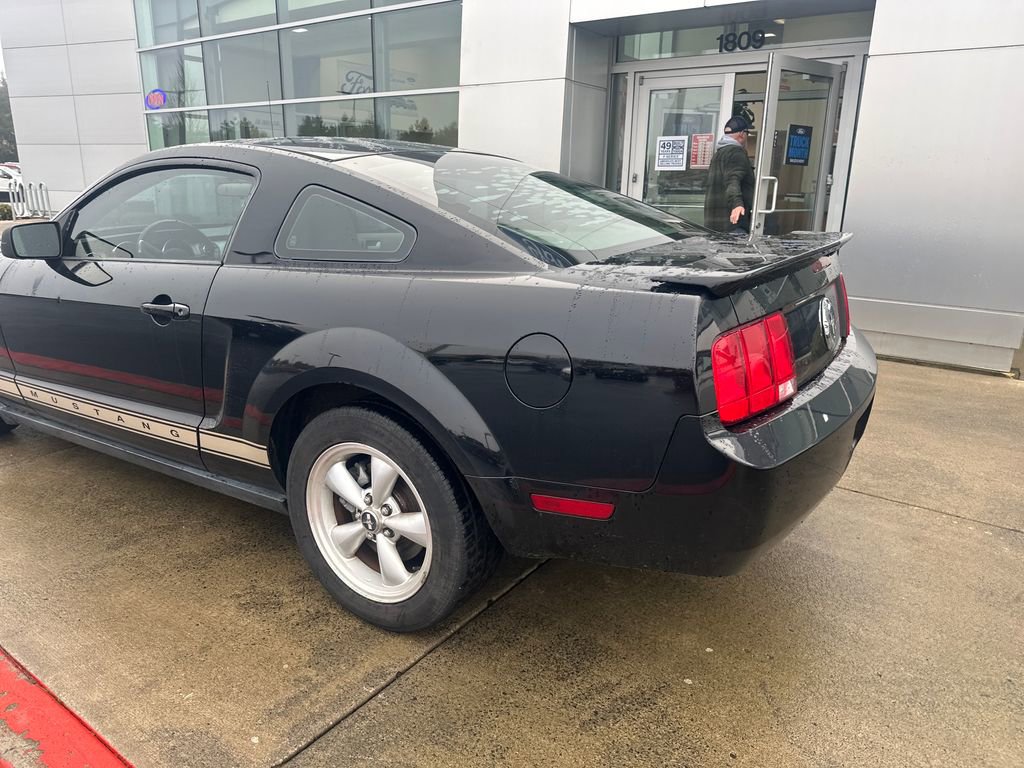 Used 2007 Ford Mustang Deluxe image 2