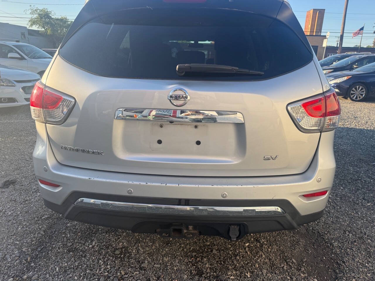 Used 2014 Nissan Pathfinder SV w/ Trailer Tow Package FWD image 5