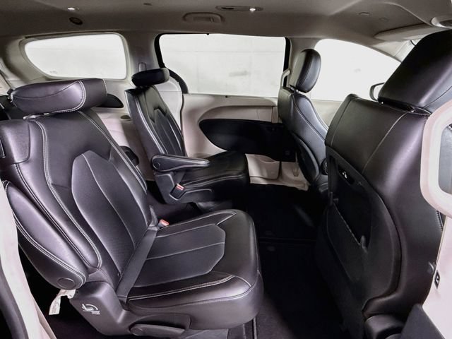 Used 2023 Chrysler Pacifica Touring-L FWD image 31