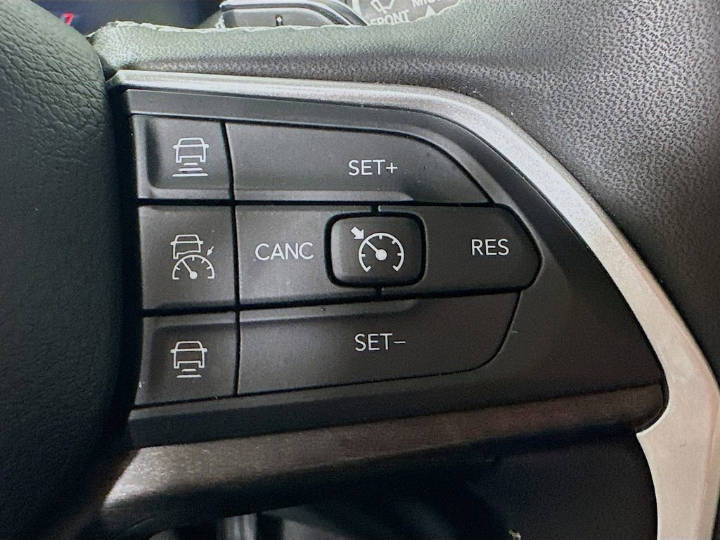 Used 2023 Jeep Grand Cherokee Limited AWD/4WD image 24