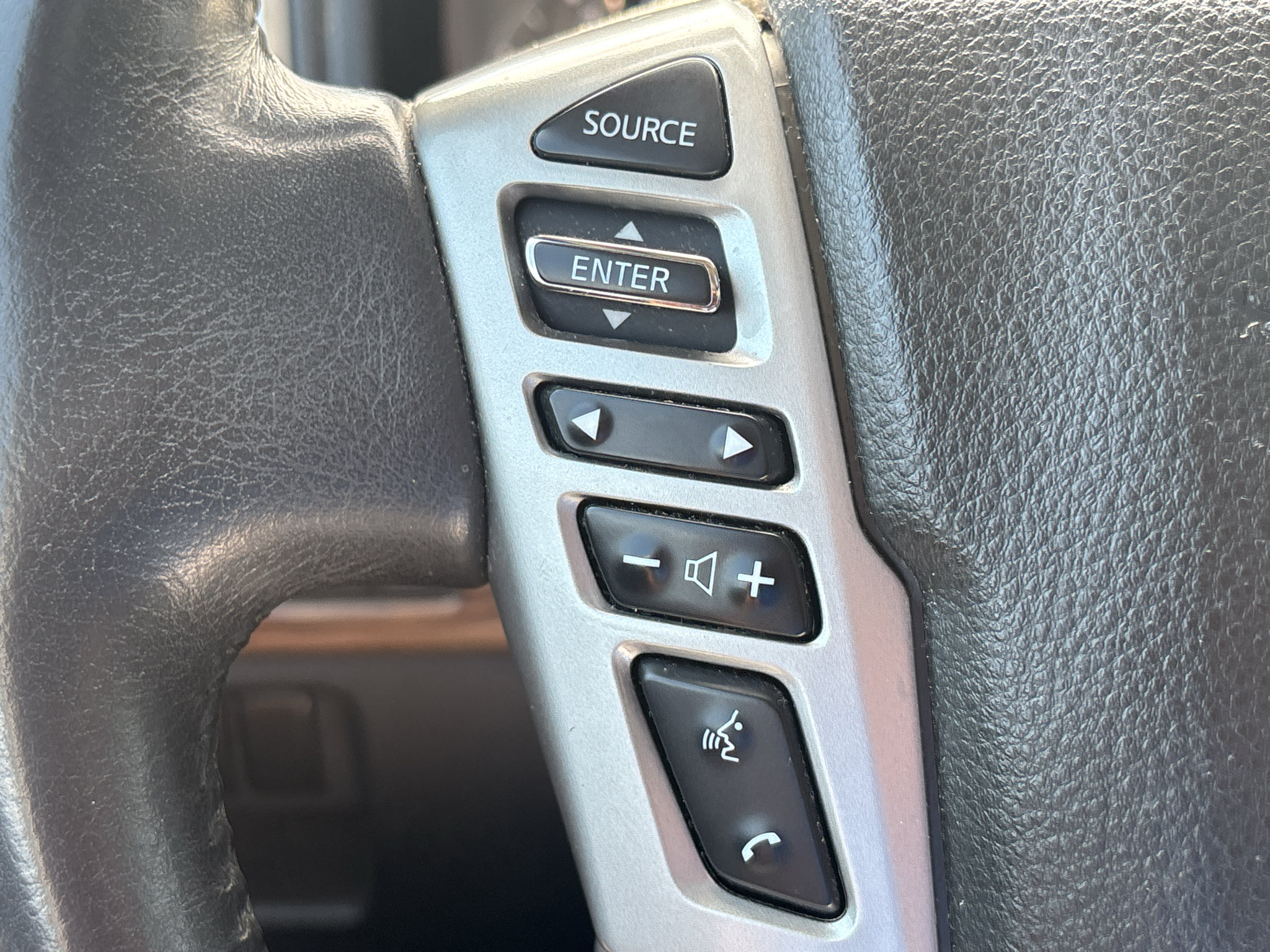 Used 2021 Nissan Titan SL w/ Moonroof Package RWD image 9