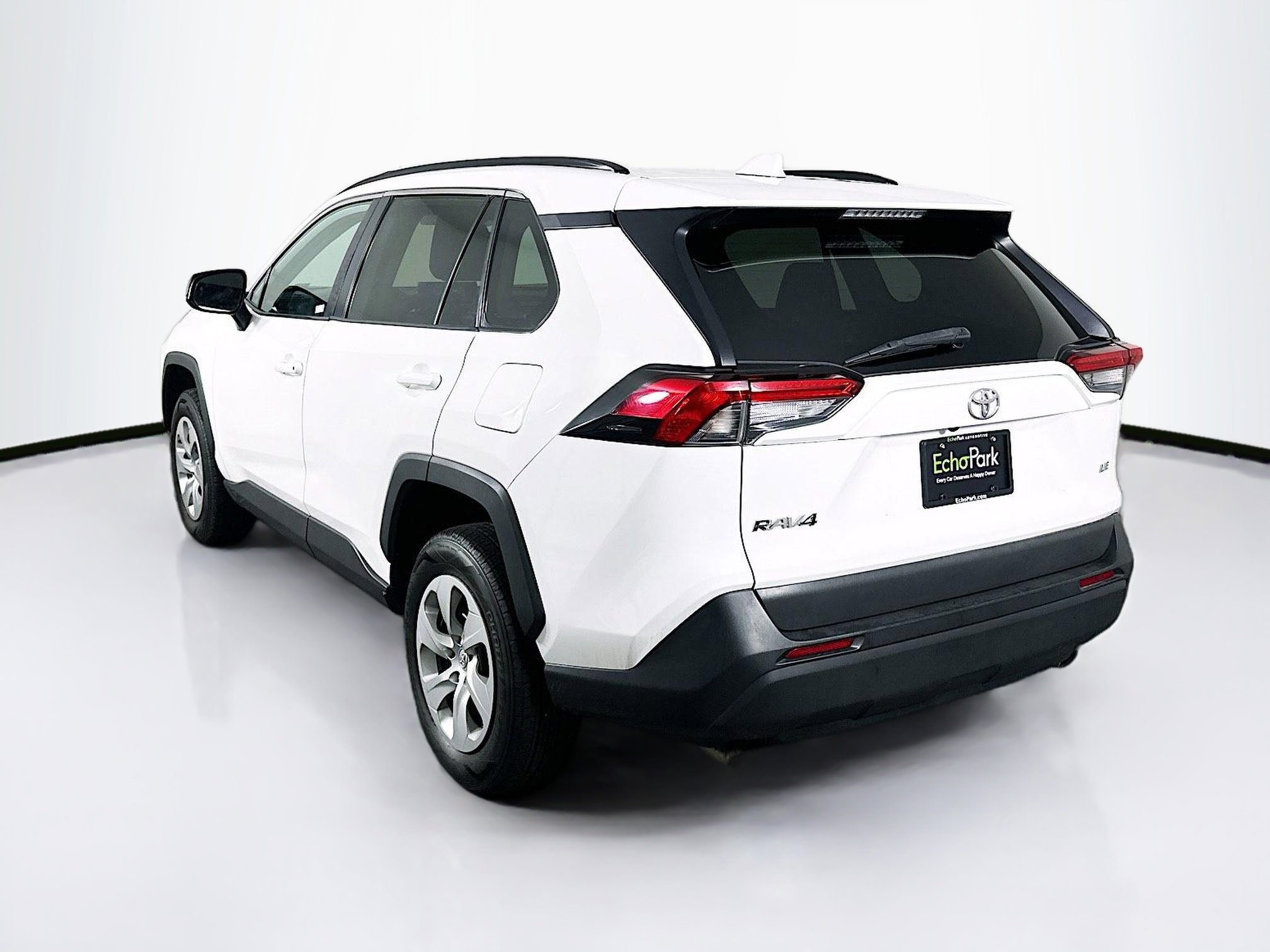 Used 2020 Toyota RAV4 LE FWD image 5