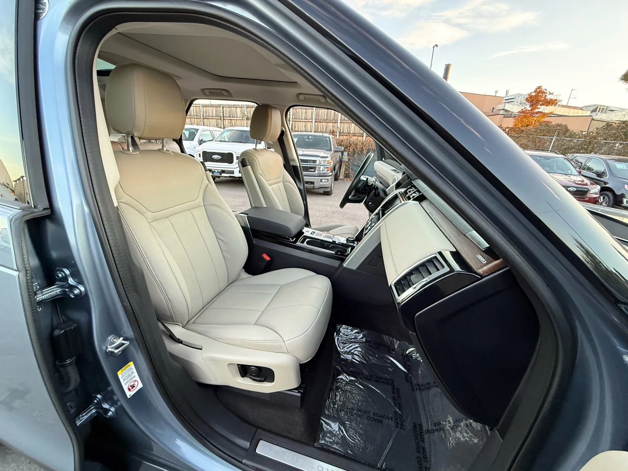 Used 2019 Land Rover Discovery HSE image 28