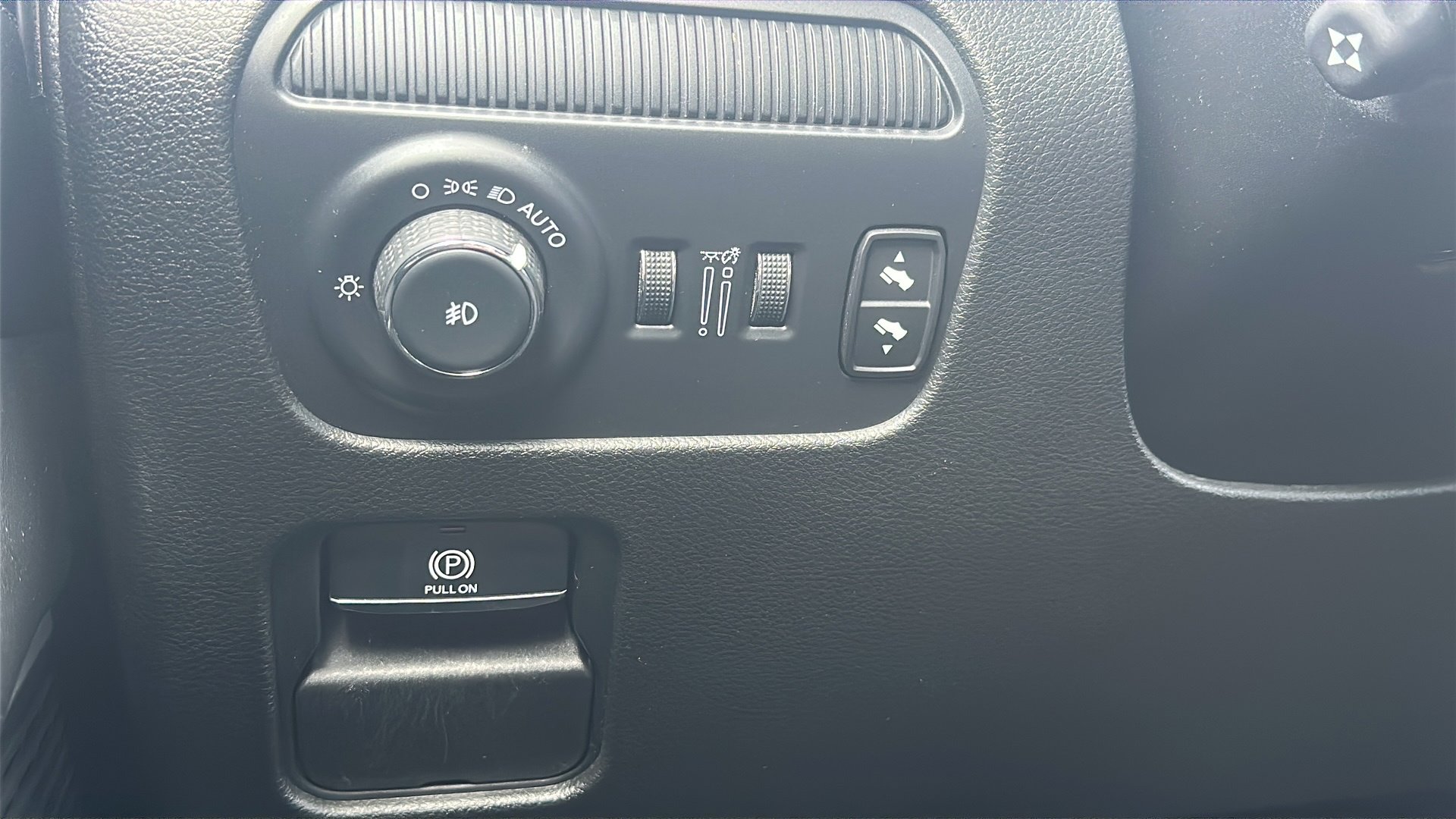 Used 2024 Jeep Wagoneer Series III AWD/4WD image 19