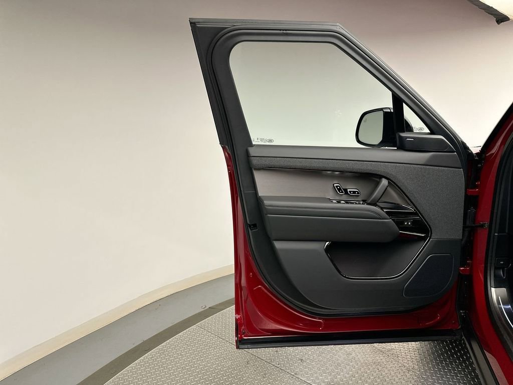 Used 2025 Land Rover Range Rover Sport Dynamic SE image 9