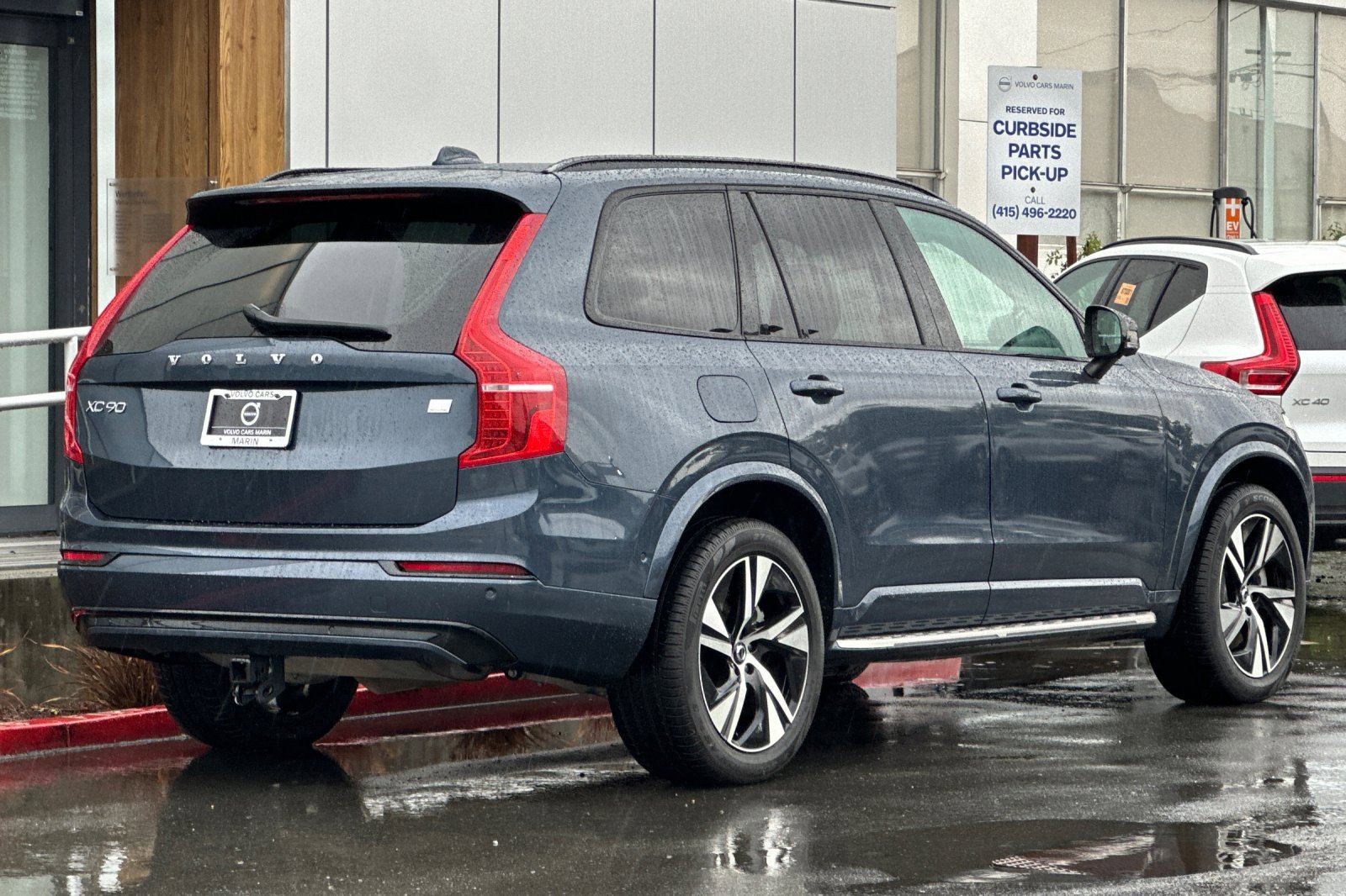 Certified 2022 Volvo XC90 T8 R-Design w/ Advanced Package image 2