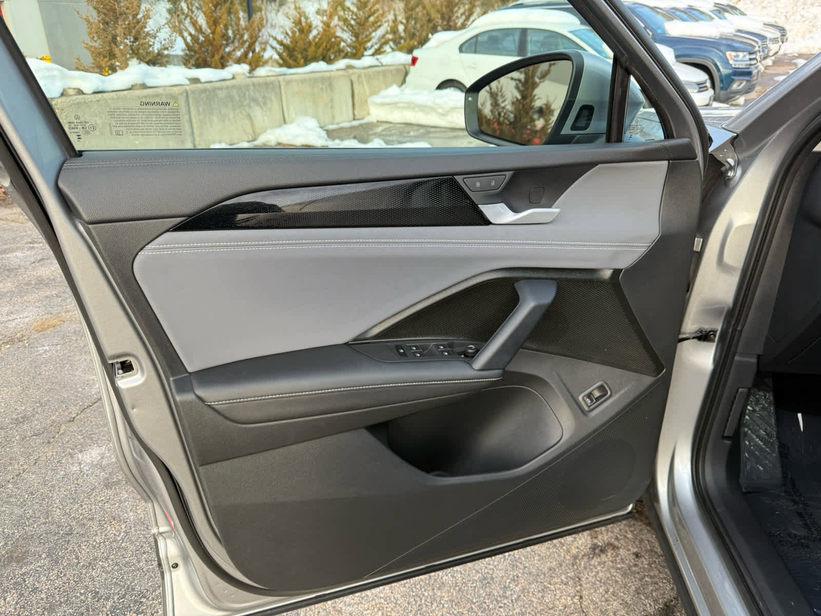 Certified 2025 Volkswagen Tiguan SE image 18