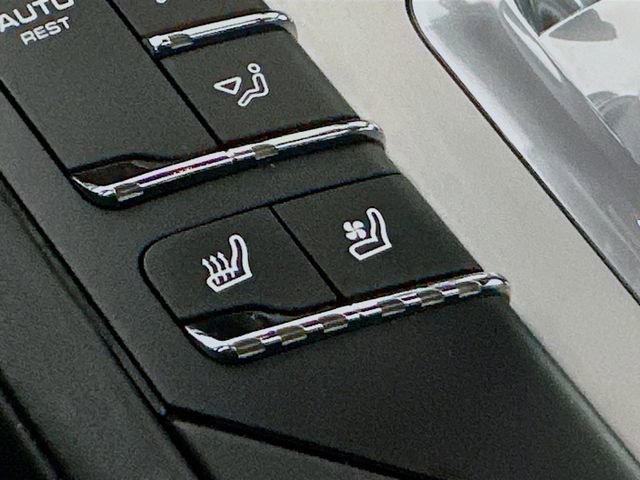 Used 2015 Porsche Cayenne Turbo image 22