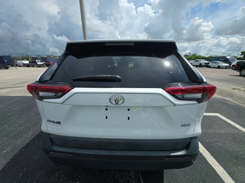 Used 2020 Toyota RAV4 XLE Premium FWD image 7