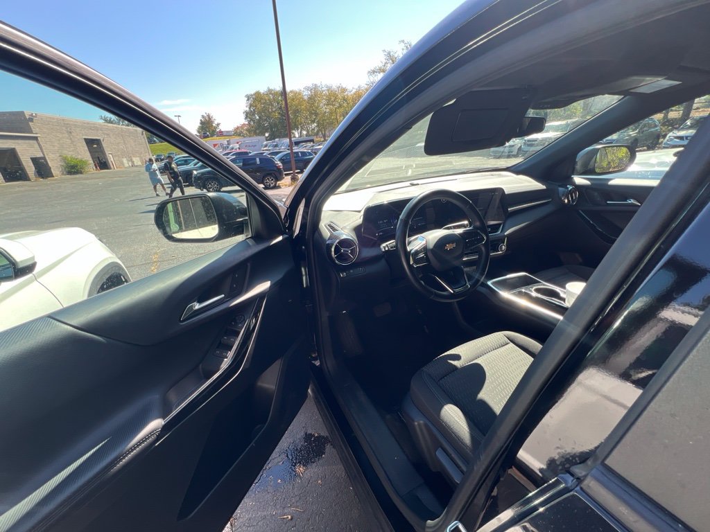 Used 2025 Chevrolet Equinox LT FWD image 2
