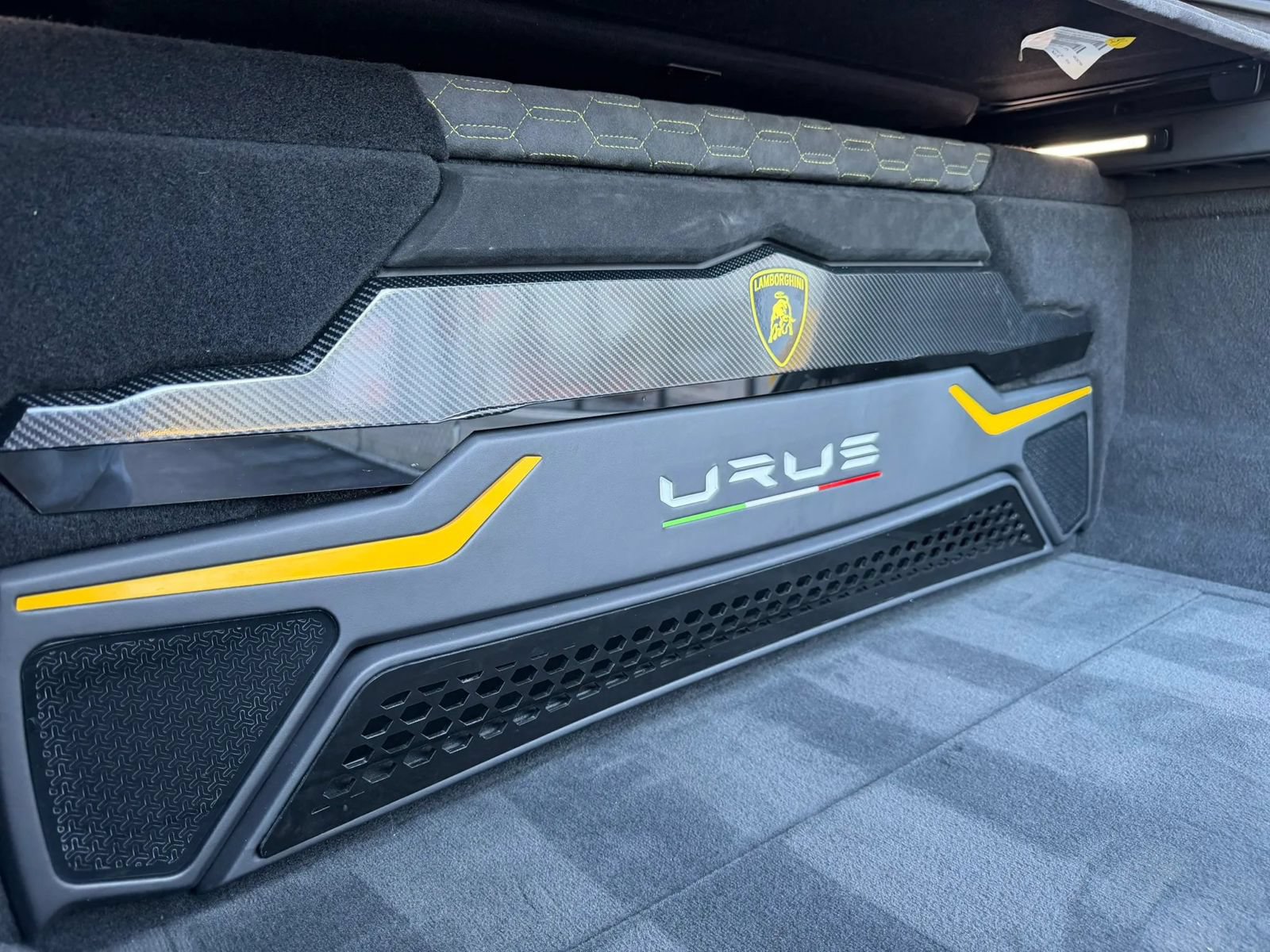 Used 2021 Lamborghini Urus AWD/4WD image 34