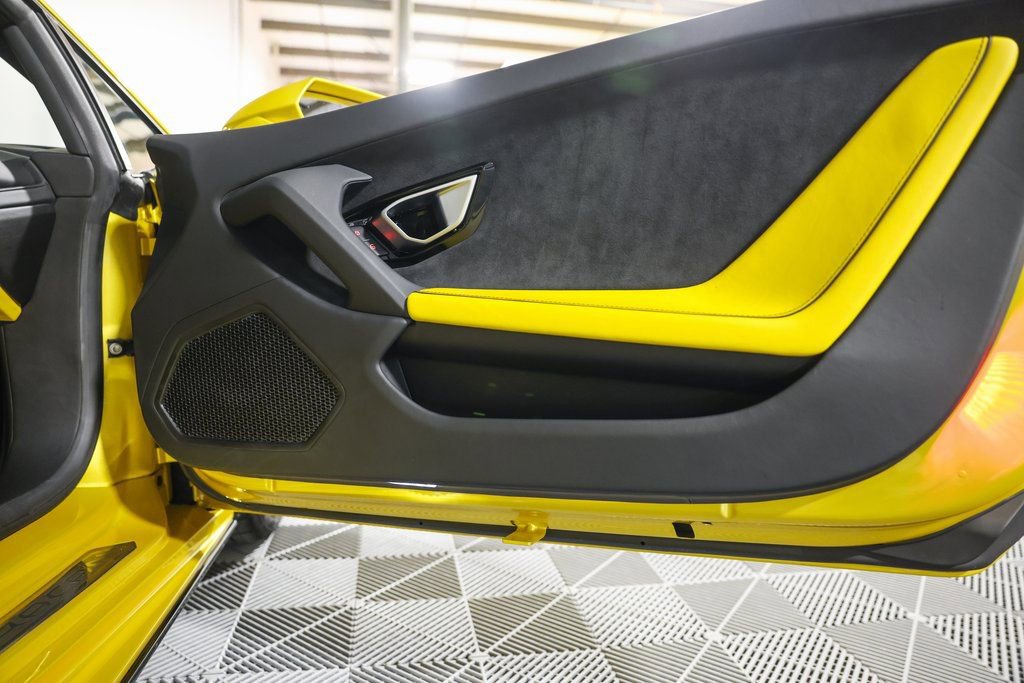 Used 2020 Lamborghini Huracan EVO image 24