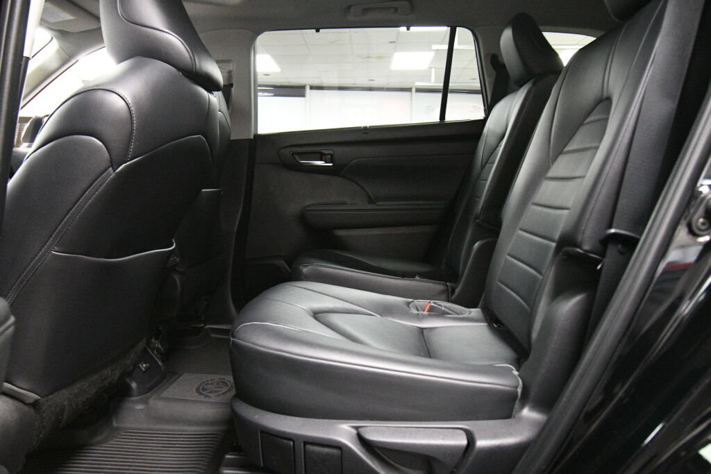 Used 2023 Toyota Highlander XLE AWD/4WD image 21