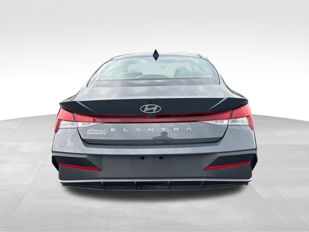 Used 2024 Hyundai Elantra SE FWD image 5