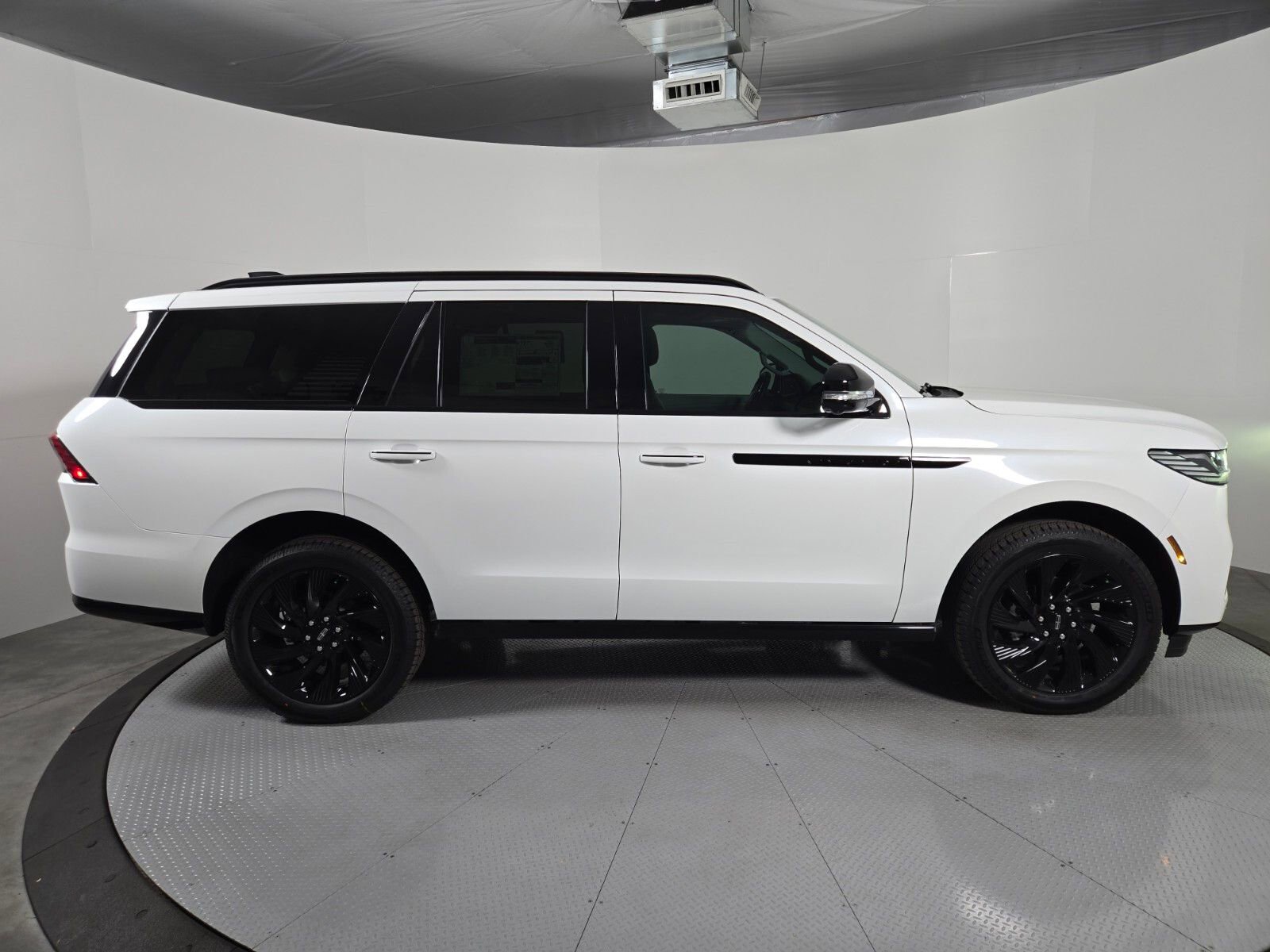 New 2026 Lincoln Navigator Reserve w/ Jet Appearance Package AWD/4WD image 3