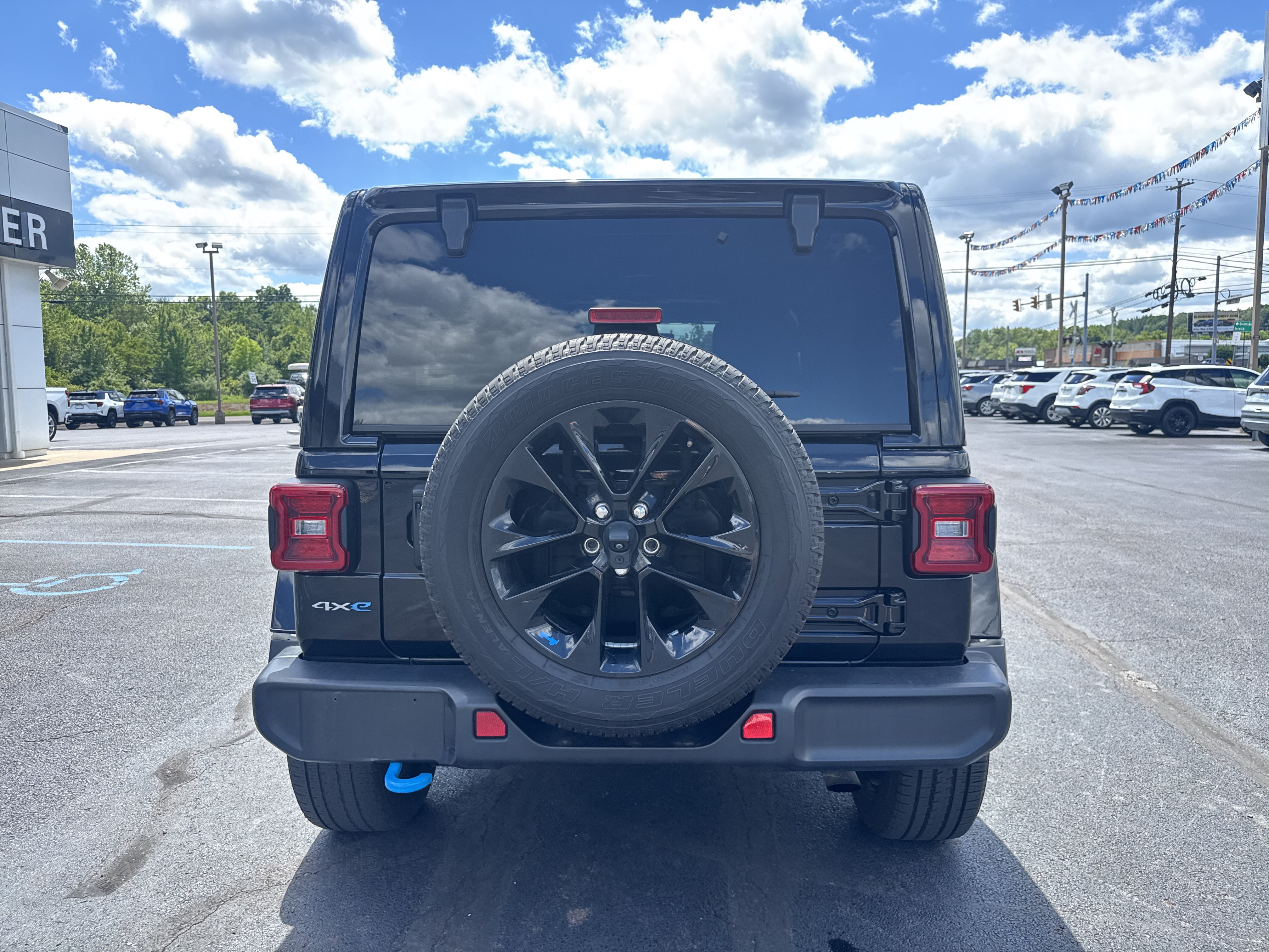 Used 2023 Jeep Wrangler Unlimited Sahara w/ Cold Weather Group AWD/4WD image 4
