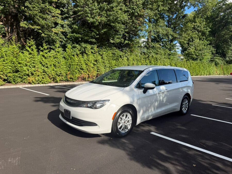 Used 2020 Chrysler Voyager LX FWD image 2