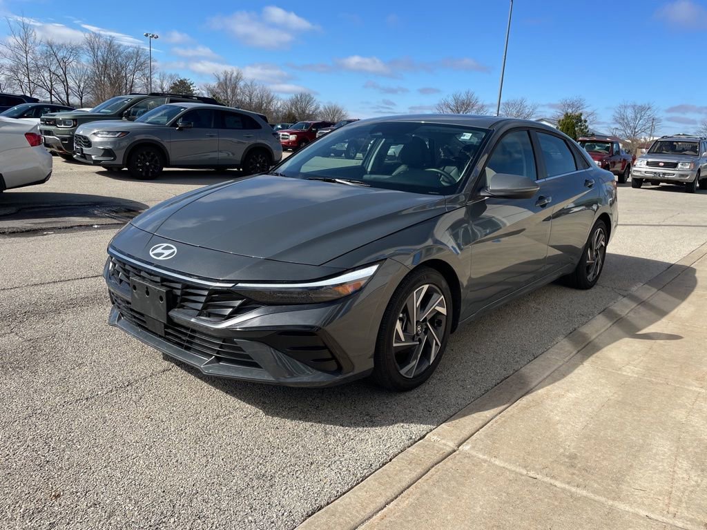 Used 2025 Hyundai Elantra Limited image 2