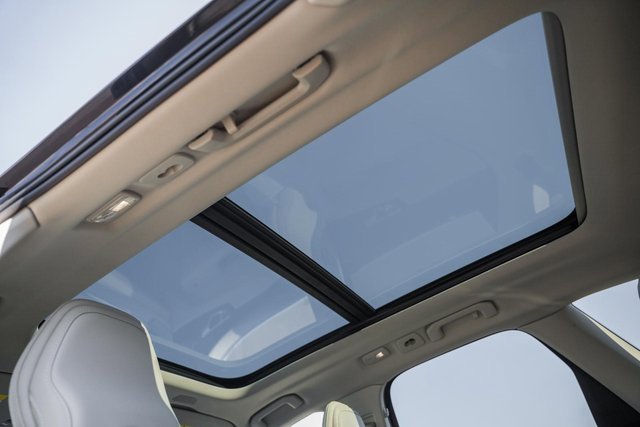 Used 2023 Volvo XC60 B6 Ultimate w/ Protection Package Premier image 33