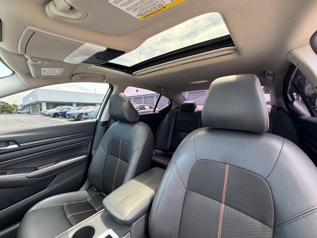 Used 2022 Nissan Altima 2.5 SR w/ Midnight Edition Package FWD image 14