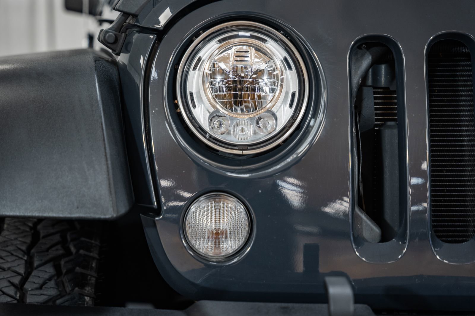 Used 2017 Jeep Wrangler Unlimited Rubicon w/ Connectivity Group image 14