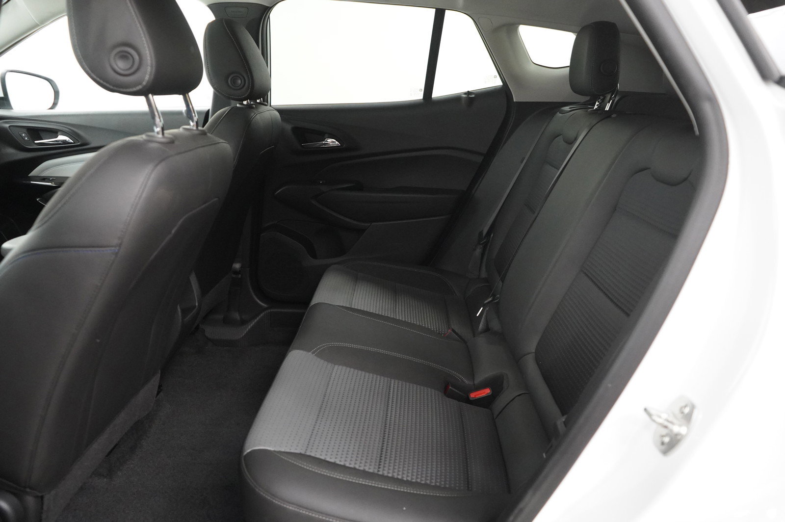 Used 2024 Chevrolet Trax LT w/ Sunroof Package image 14