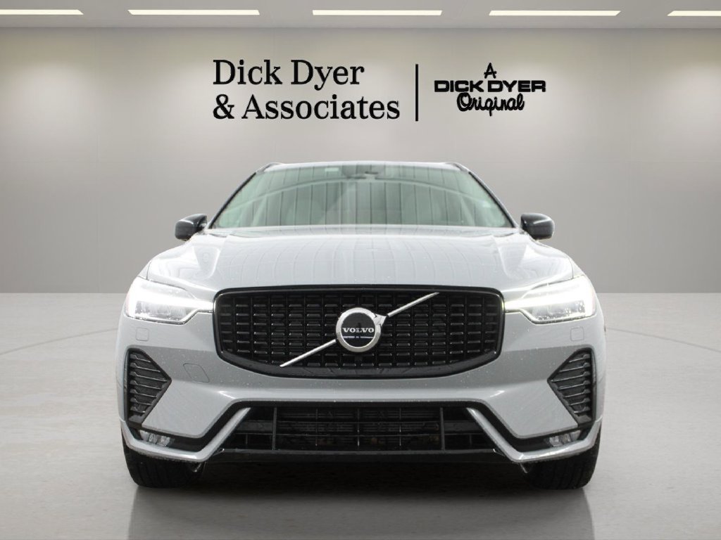Used 2024 Volvo XC60 B5 Core w/ Protection Package Premier AWD/4WD image 4
