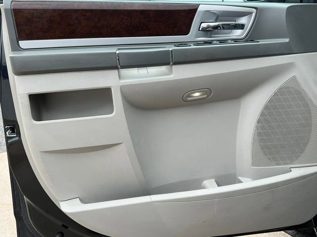 Used 2010 Chrysler Town & Country Touring w/ Safetytec Group image 13