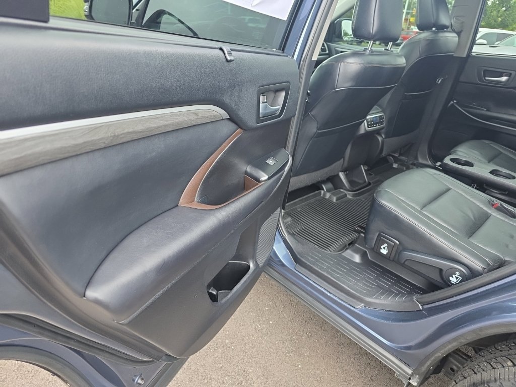Used 2019 Toyota Highlander Limited Platinum AWD/4WD image 12