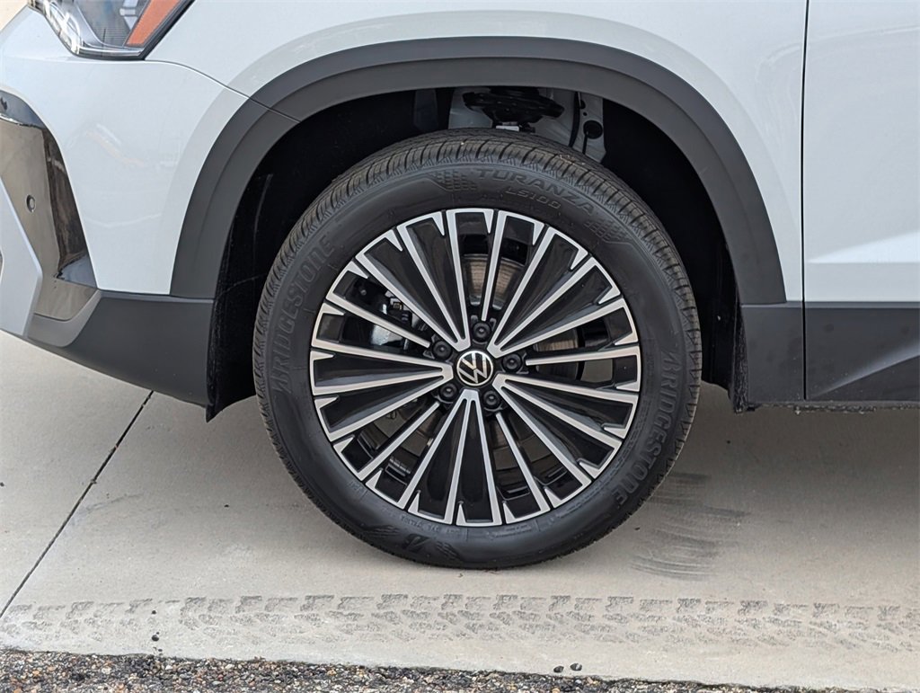 New 2026 Volkswagen Taos SE image 9