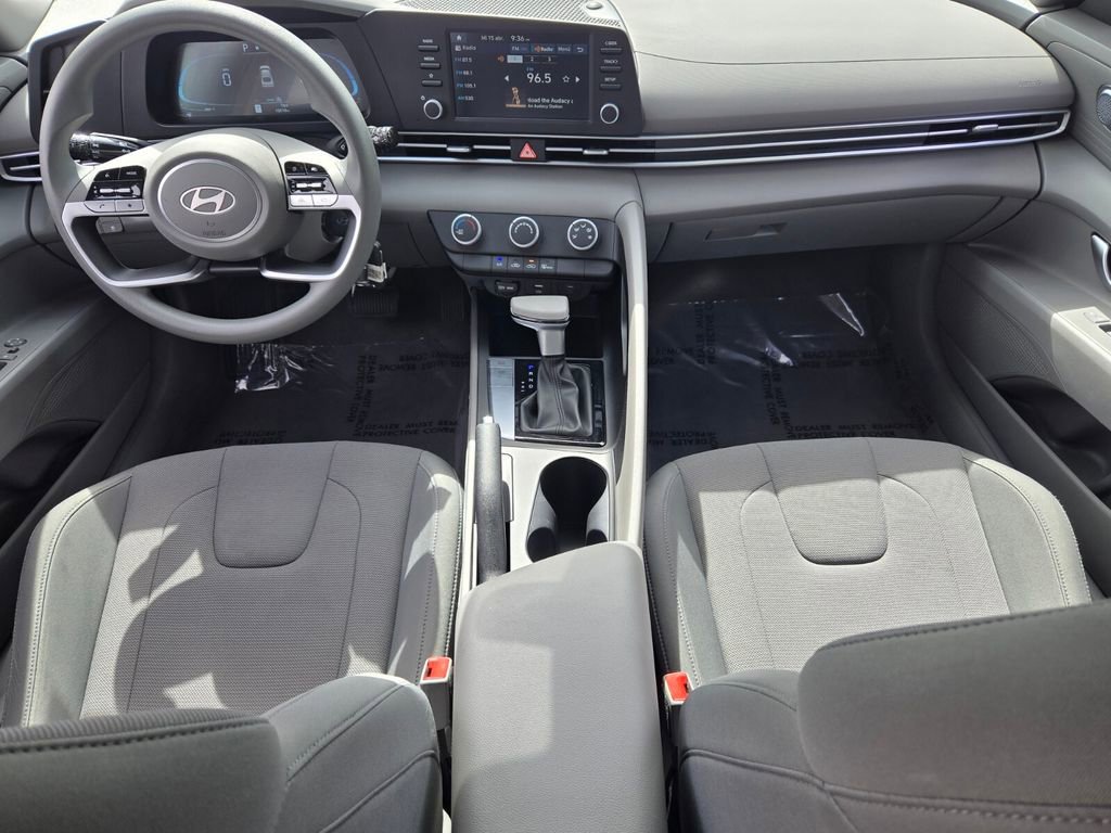 Used 2025 Hyundai Elantra SE FWD image 13