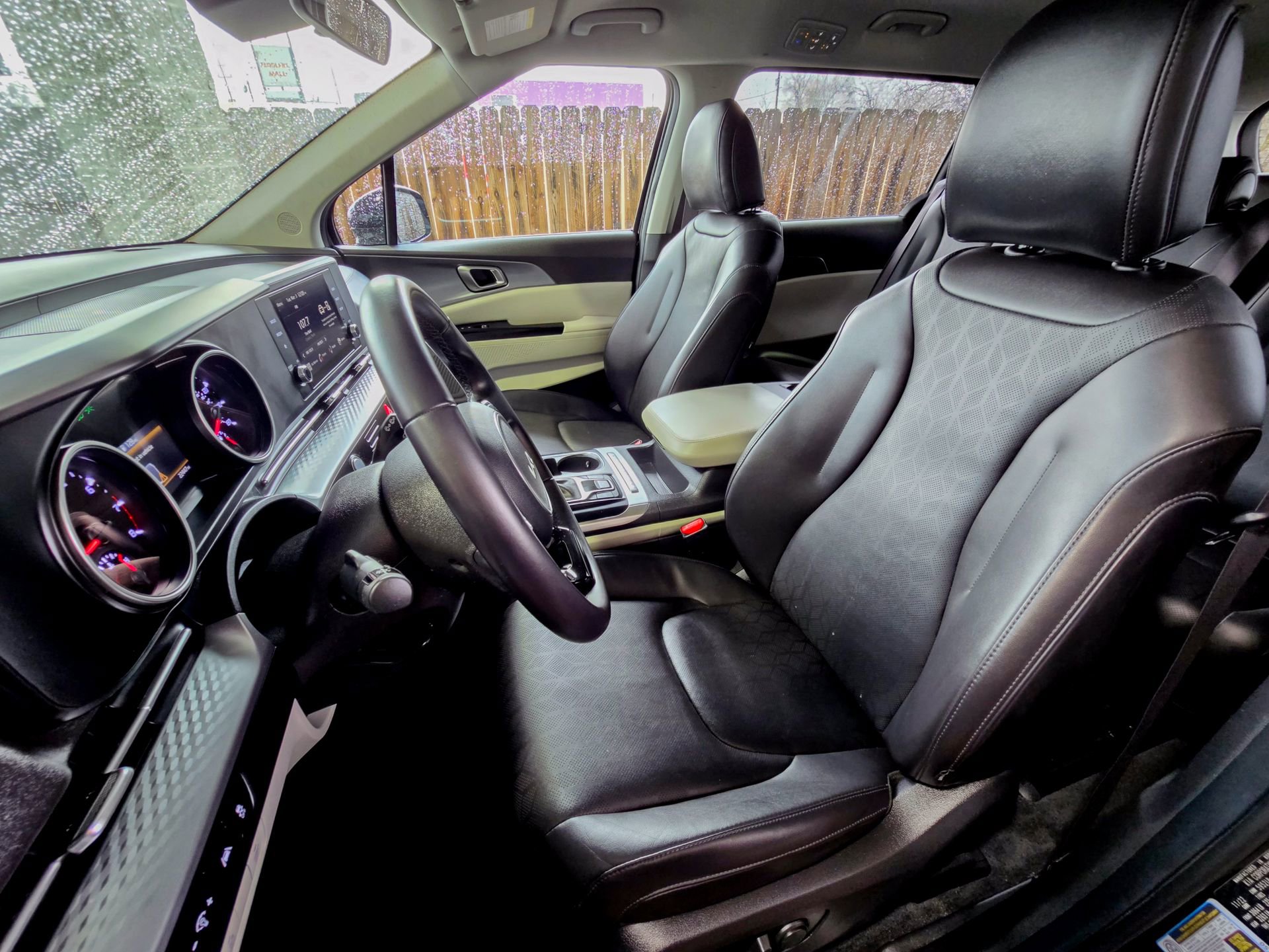 Used 2023 Kia Carnival LX image 18