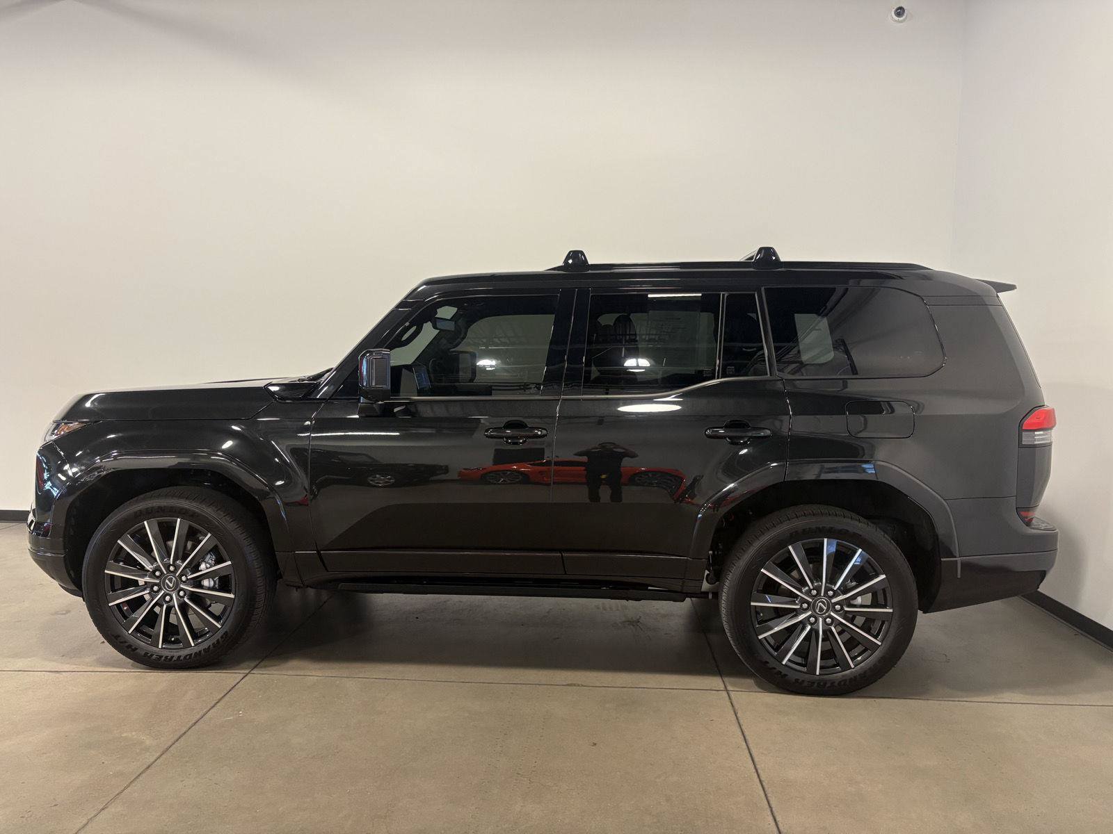 Used 2025 Lexus GX 550 w/ Accessory Package (2T) AWD/4WD image 7
