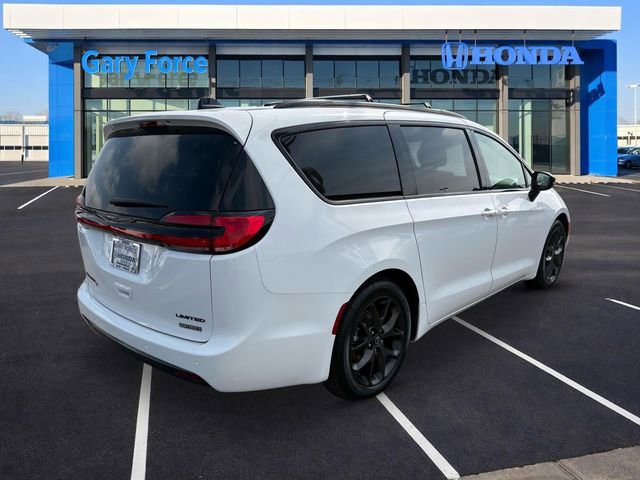 Used 2025 Chrysler Pacifica Limited FWD image 2