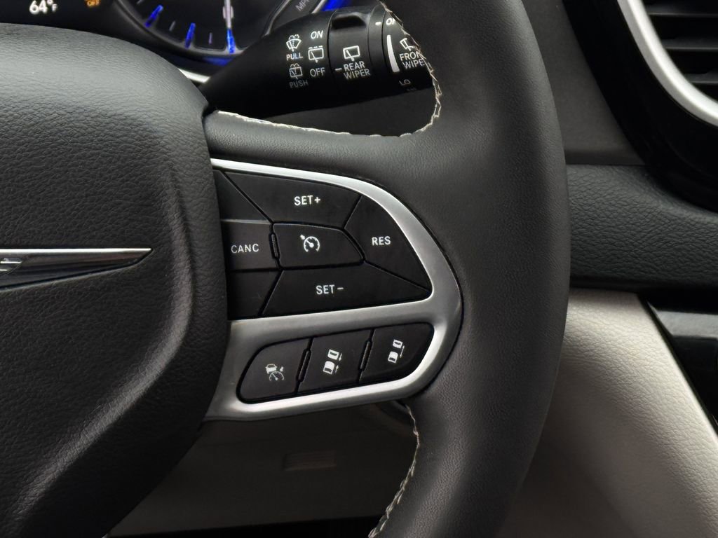 Used 2023 Chrysler Pacifica Touring-L image 14
