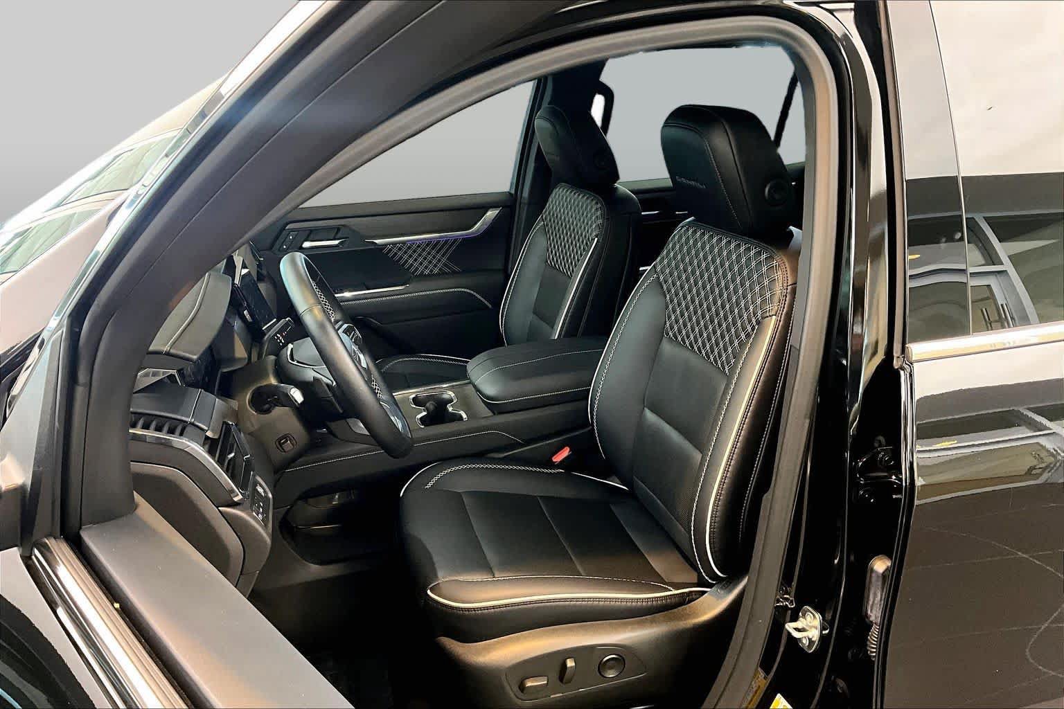 Used 2025 GMC Acadia Denali FWD image 8
