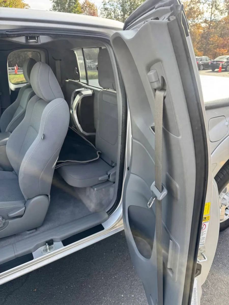 Used 2011 Toyota Tacoma 4x4 Access Cab V6 w/ TRD Sport Pkg image 11