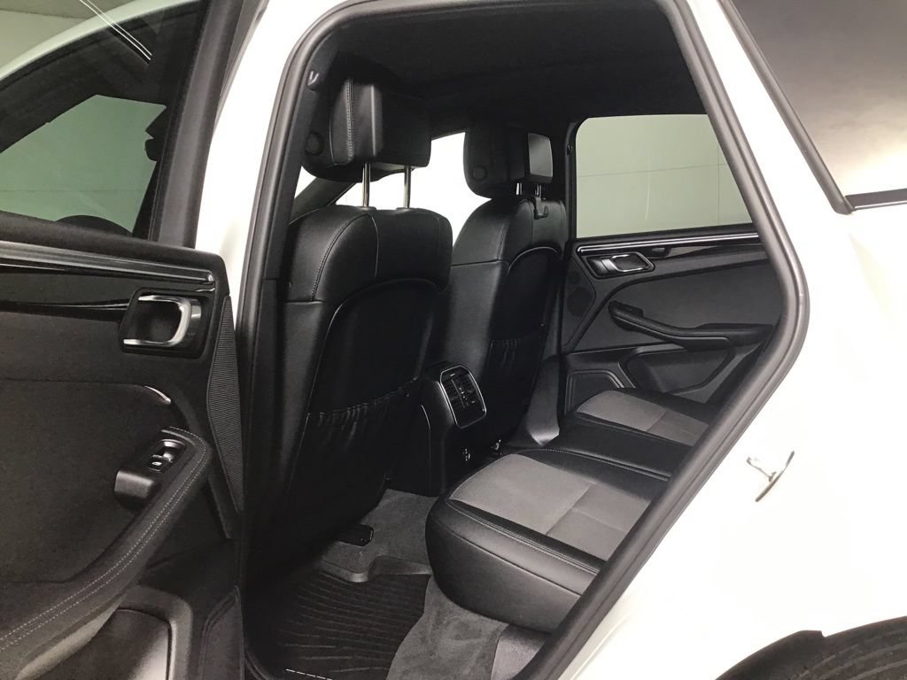 Certified 2024 Porsche Macan AWD/4WD image 28