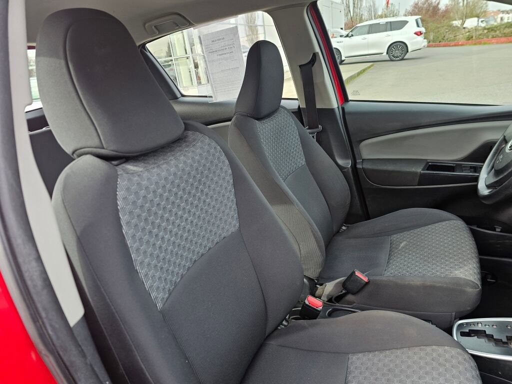 Used 2015 Toyota Yaris L image 12