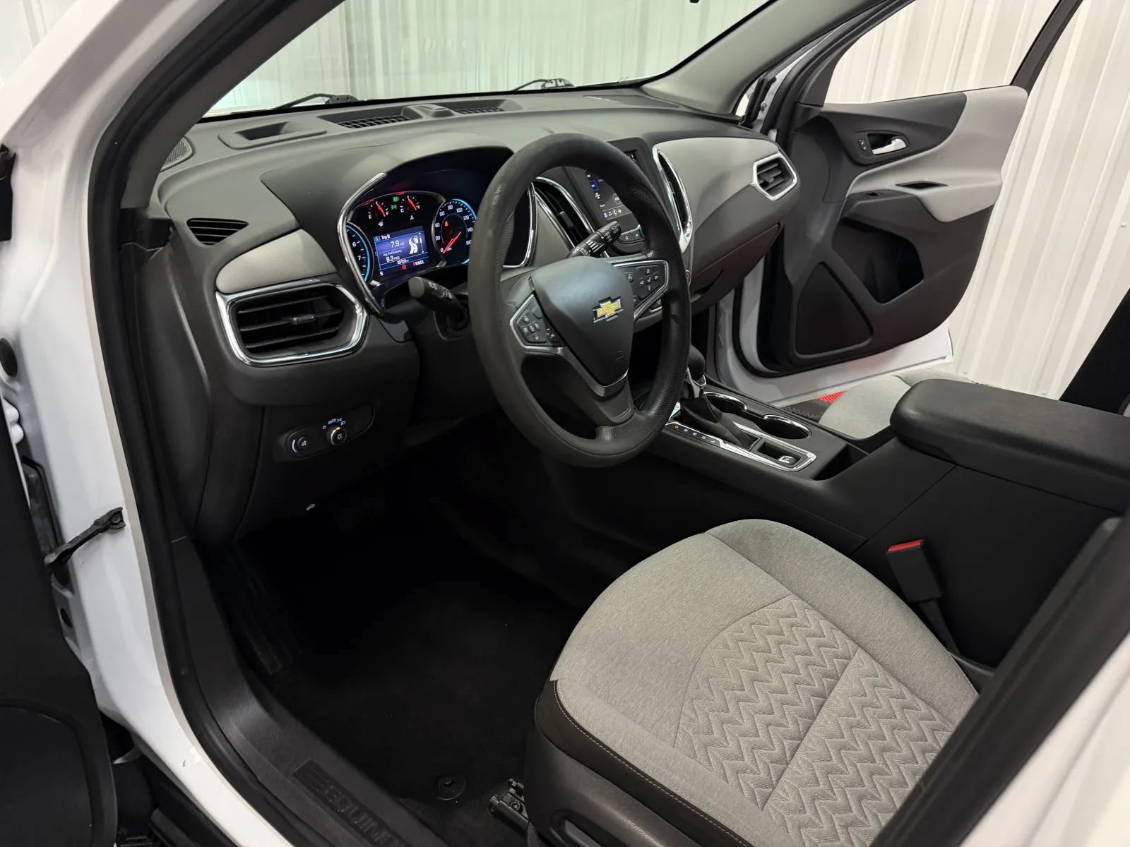 Used 2023 Chevrolet Equinox LS w/ LS Convenience Package AWD/4WD image 39