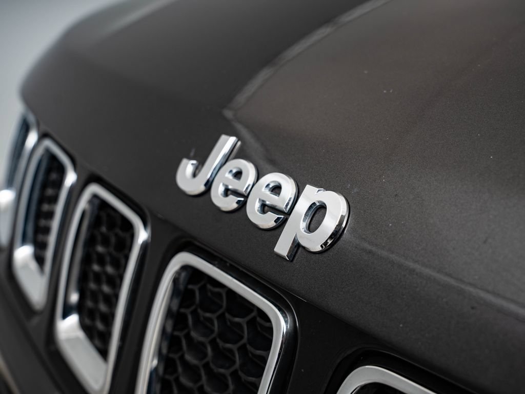 Used 2018 Jeep Compass Latitude w/ Popular Equipment Group AWD/4WD image 3