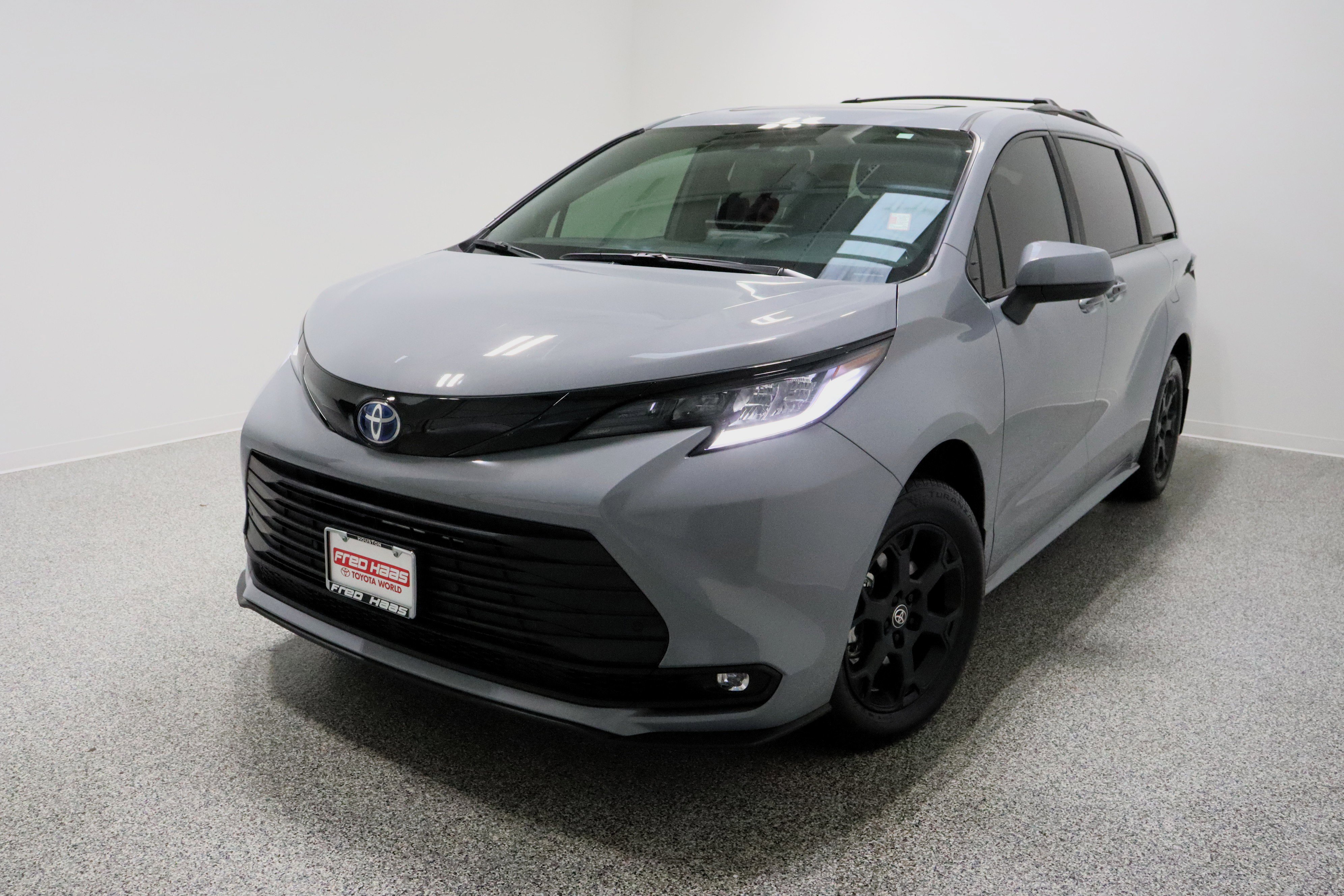 Used 2025 Toyota Sienna XLE Woodland Edition image 2