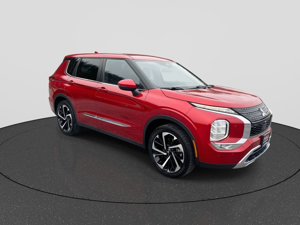 Used 2022 Mitsubishi Outlander SE image 2