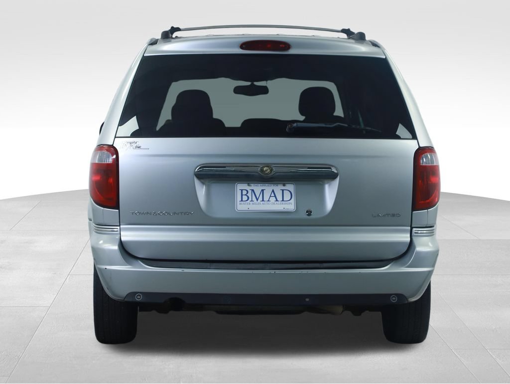 Used 2005 Chrysler Town & Country Limited FWD image 11