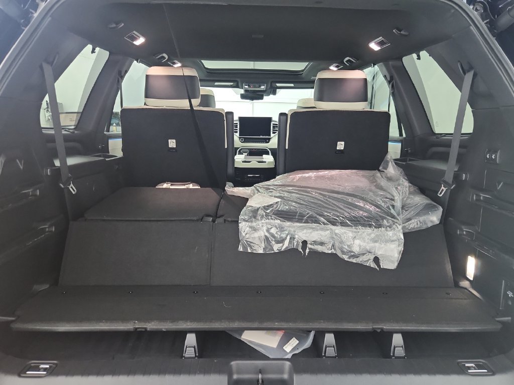 Used 2023 Toyota Sequoia Capstone AWD/4WD image 37