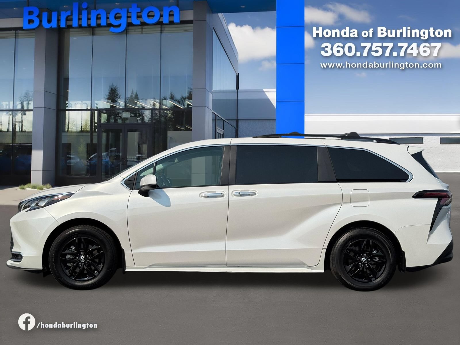 Used 2024 Toyota Sienna XLE w/ XLE Plus Package AWD/4WD image 3