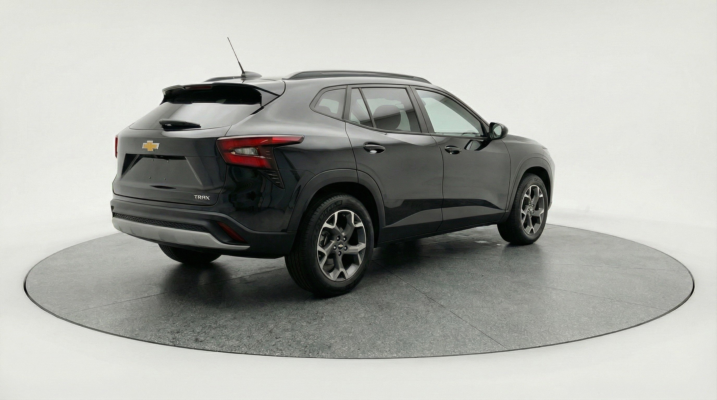 Used 2025 Chevrolet Trax LT FWD image 9