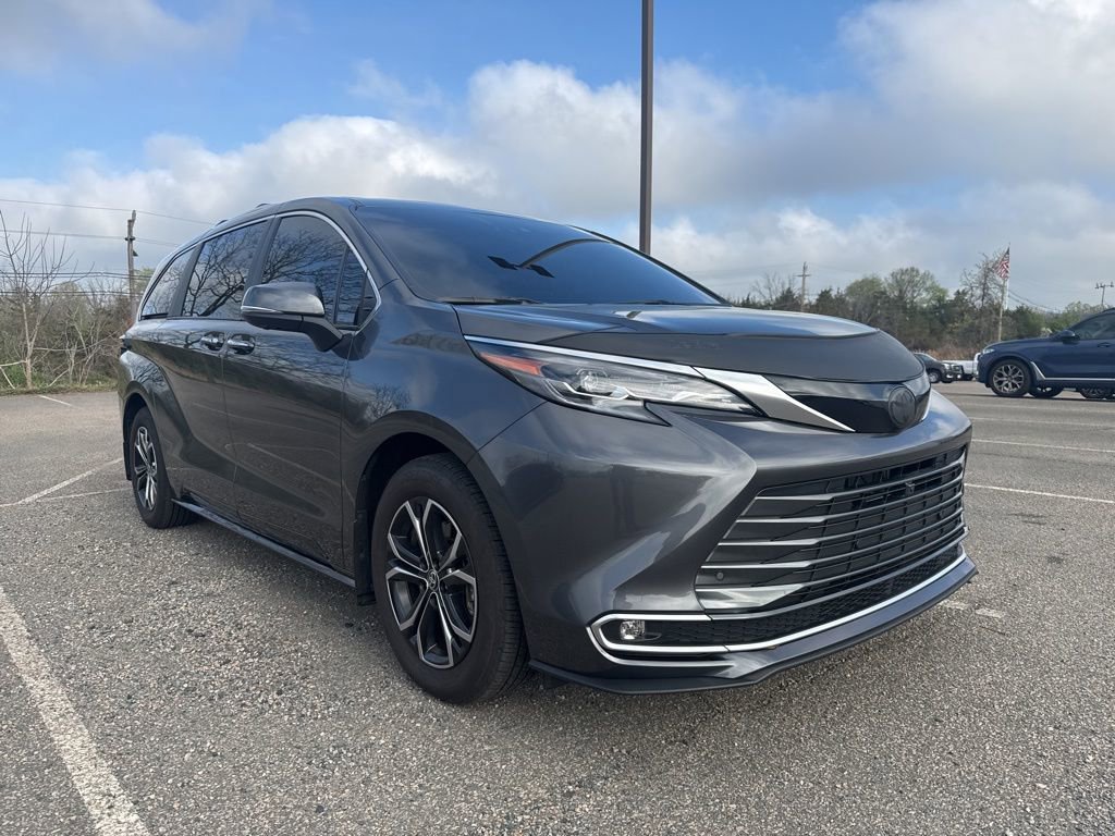 Used 2025 Toyota Sienna Platinum image 1