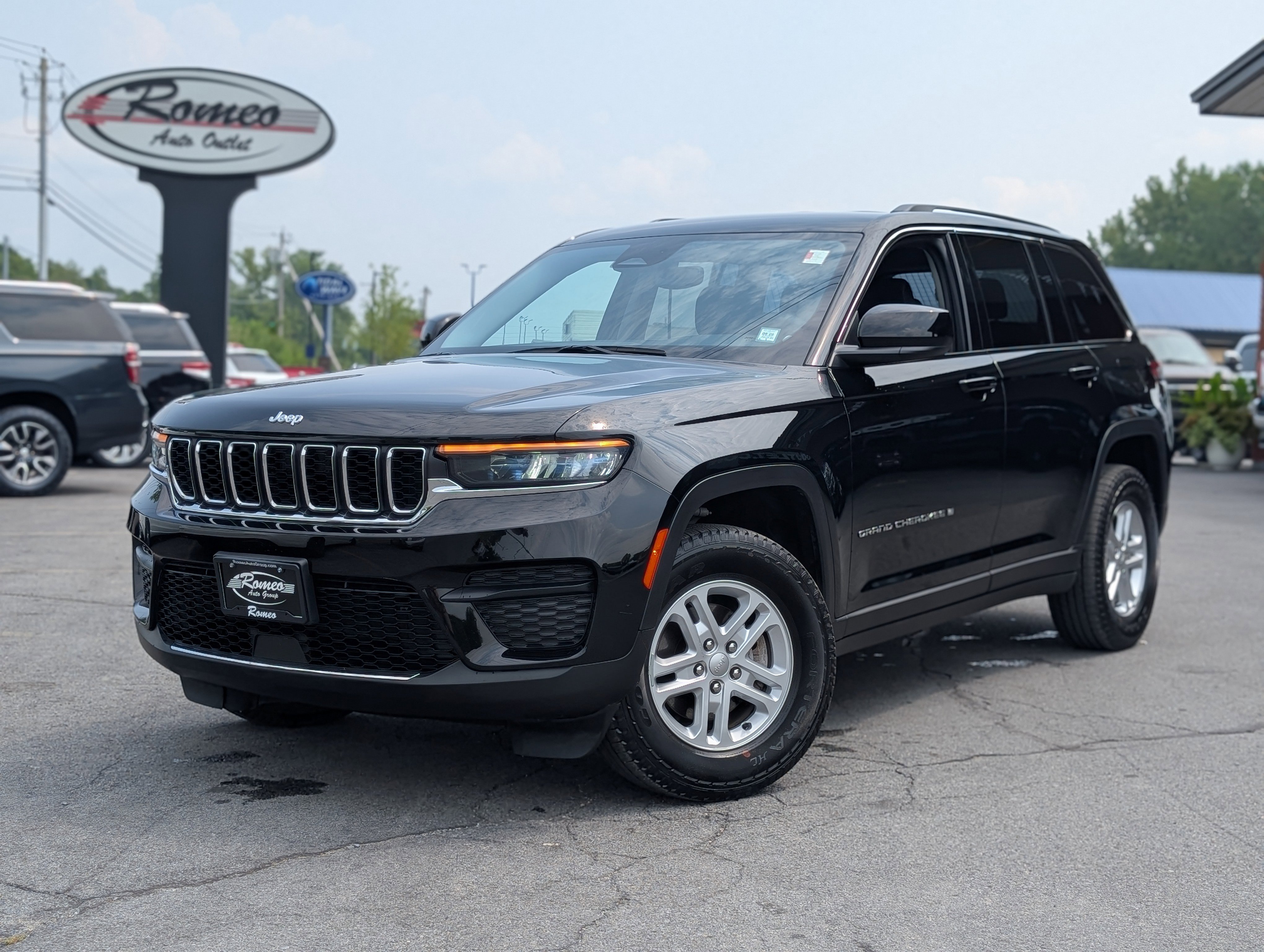 Used 2023 Jeep Grand Cherokee Laredo w/ Luxury Tech Group I